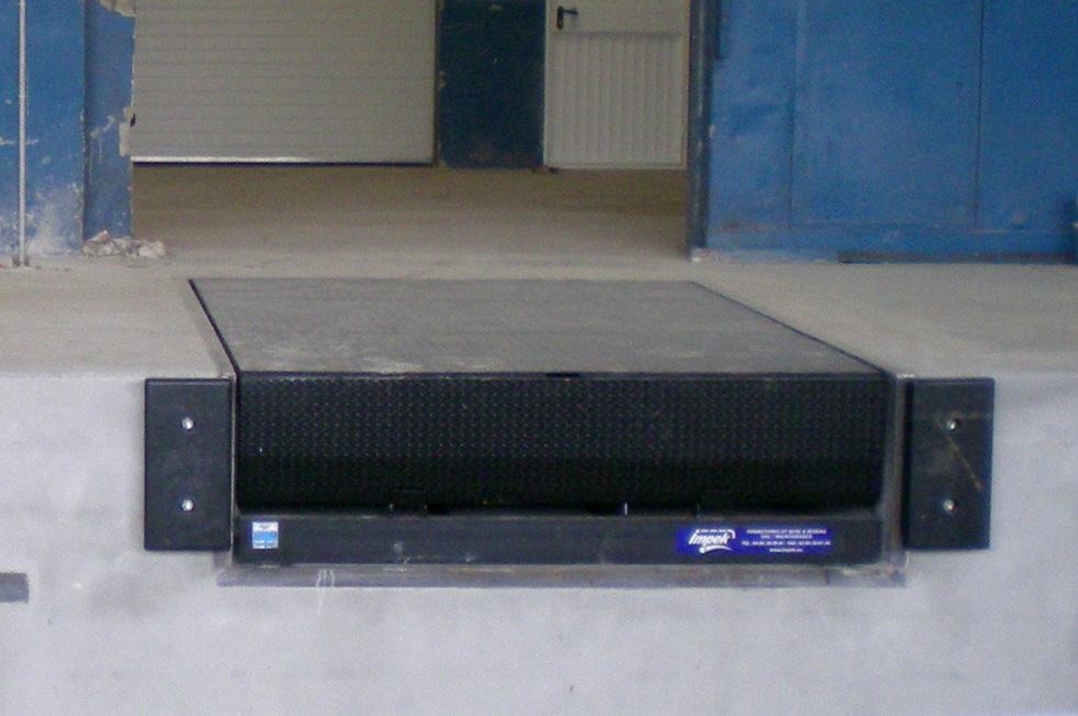 Niveleur hydraulique à lèvre basculante